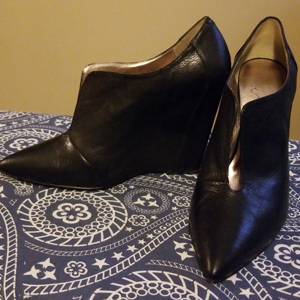 Donald J Pliner DMSX booties size 8